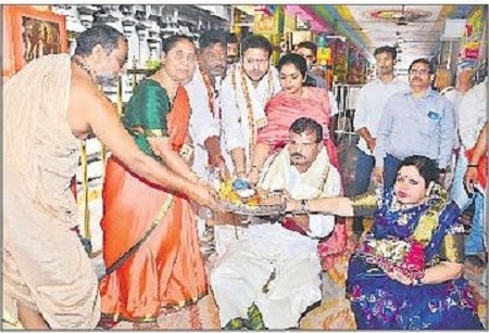 దుర్గమ్మకు రూ.6 లక్షల బంగారు నగలు