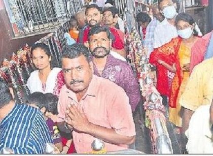 దుర్గమ్మ సన్నిధిలో భక్తుల రద్దీ సాధారణం