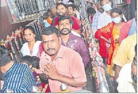 దుర్గమ్మ సన్నిధిలో భక్తుల రద్దీ సాధారణం