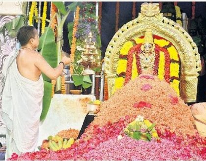 కనకదుర్గమ్మకు పుష్పార్చన