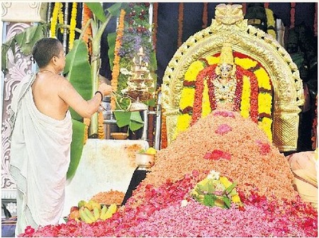 కనకదుర్గమ్మకు పుష్పార్చన
