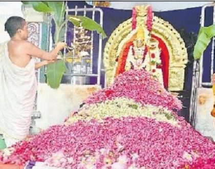 దుర్గమ్మకు విశేష  పుష్పార్చన