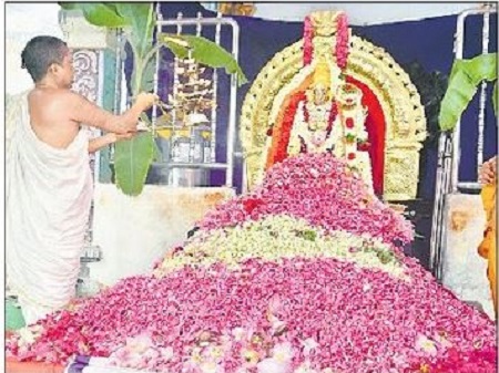 దుర్గమ్మకు విశేష పుష్పార్చన
