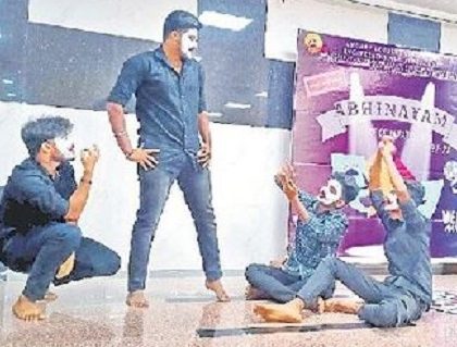 సామాజిక చైతన్యానికి కళలు దోహదం