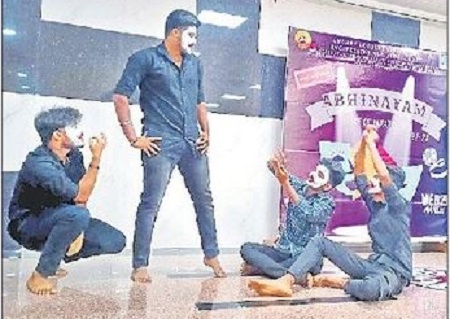 సామాజిక చైతన్యానికి కళలు దోహదం