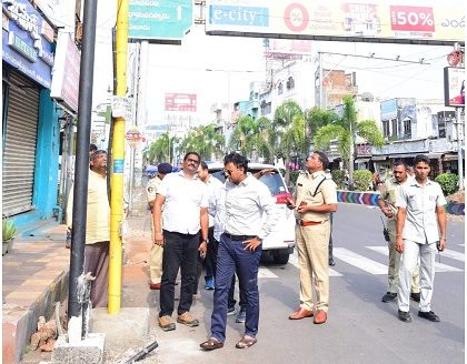 అధునాతన ట్రాఫిక్ సిగ్నలింగ్ వ్యవస్థ ఏర్పాటు చేయు జంక్షన్లను పరిశీలించిన పోలీస్ కమీషనర్ శ్రీ కాంతి రాణా టాటా ఐపీఎస్ గారు