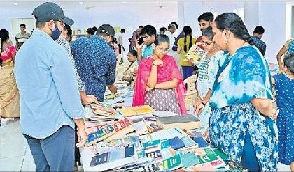 పుస్తక  పఠనం  అలవర్చుకోవాలి