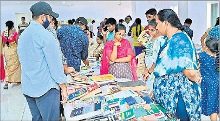 పుస్తక పఠనం అలవర్చుకోవాలి