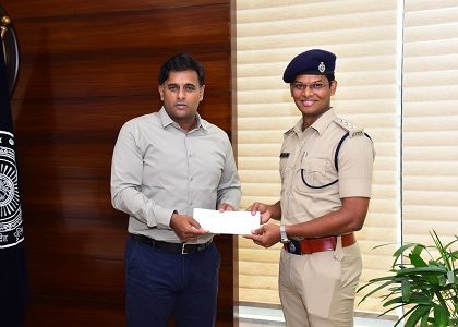 కృష్ణలంక పోలీసులకు రివార్డు అందజేత