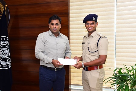 కృష్ణలంక పోలీసులకు రివార్డు అందజేత