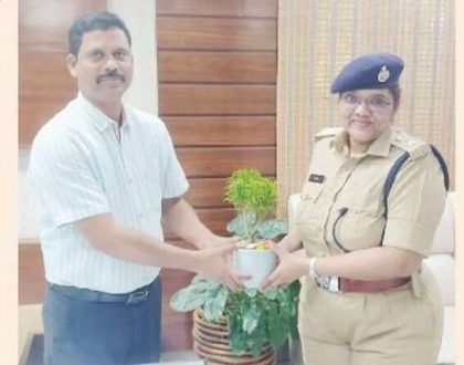 కలెక్టర్ ను మర్యాదపూర్వకంగా కలిసిన లా అండ్ ఆర్డర్ డీసీపీ అజిత