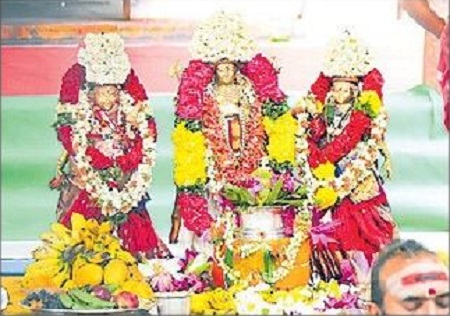 దుర్గమ్మ దర్శనానికి పోటెత్తిన భక్తజనం