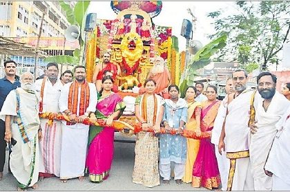 సింహ వాహనంపై ఆది దంపతులు