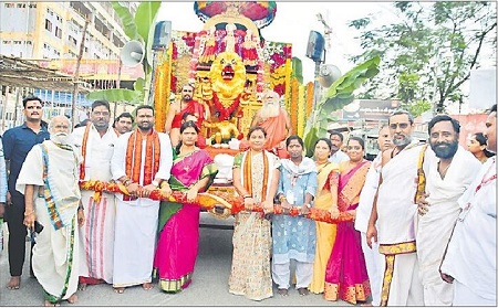సింహ వాహనంపై ఆది దంపతులు