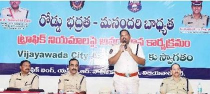 మానవ తప్పిదాలే రోడ్డు ప్రమాదాలకు కారణం
