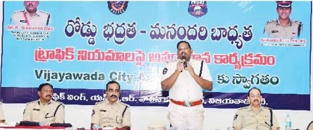 మానవ తప్పిదాలే రోడ్డు ప్రమాదాలకు కారణం