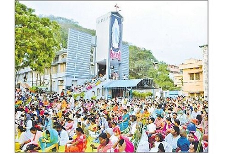 గుణదలలో ఘనంగా మట్టల ఆదివారం