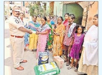ఎస్ఐ శ్రీనివాస్ ఔదార్యం
