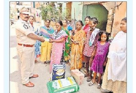 ఎస్ఐ శ్రీనివాస్ ఔదార్యం