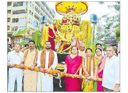రావణ వాహనంపై ఆది దంపతులు
