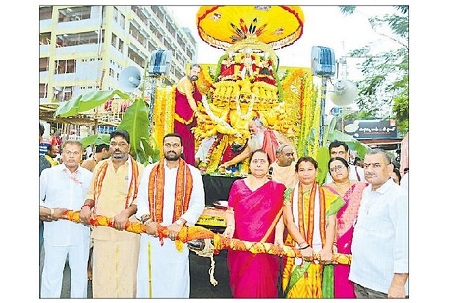 రావణ వాహనంపై ఆది దంపతులు