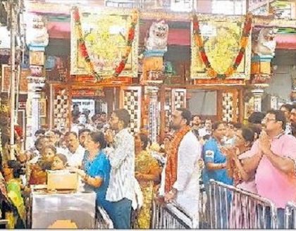 దుర్గమ్మ సన్నిధిలో భక్తుల కోలాహలం