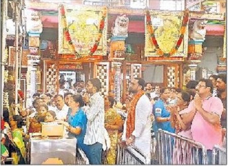 దుర్గమ్మ సన్నిధిలో భక్తుల కోలాహలం