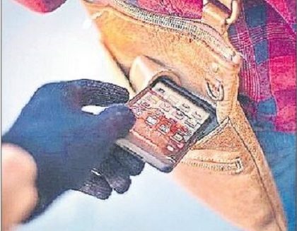 సెల్ ఫోన్ తో.. సైబర్ చోరీ
