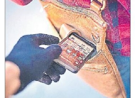 సెల్ ఫోన్ తో.. సైబర్ చోరీ