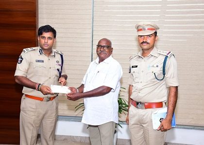 పదవీ విరమణ చేసిన హోంగార్డు కుటుంబానికి ఆర్థిక సహాయం అందించిన  పోలీస్ కమీషనర్ శ్రీకాంతి  రాణా  టాటా, ఐ. పి ఎస్., గారు  పోలీస్ కమీషనర్ శ్రీకాంతి  రాణా  టాటా ఐ. పి ఎస్ గారు
