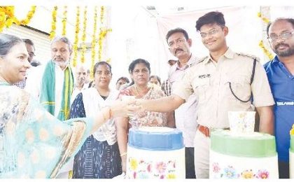 చలివేంద్రాన్ని ప్రారంభిస్తున్న విజయవాడ సౌత్ ఏసీపీ డాక్టర్ రవికిరణ్