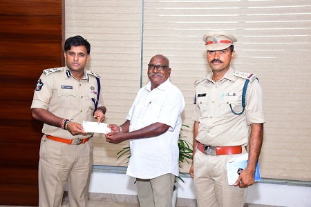 పదవీ విరమణ చేసిన హోంగార్డు కుటుంబానికి ఆర్థిక సహాయం అందించిన పోలీస్ కమీషనర్ శ్రీకాంతి రాణా టాటా, ఐ. పి ఎస్., గారు పోలీస్ కమీషనర్ శ్రీకాంతి రాణా టాటా ఐ. పి ఎస్ గారు