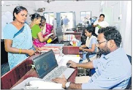ఇంటింటికీ సచివాలయాల ఉద్యోగులు