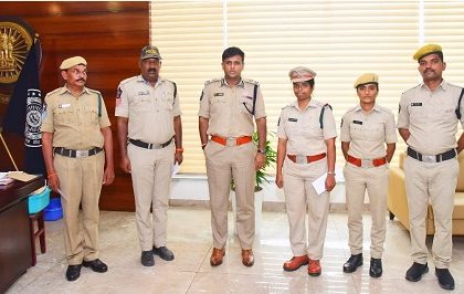 ప్రమాదంలో గాయపడిన మహిళకు ప్రధమ చికిత్స అందించి దిశా వాహనంలో ఆసుపత్రిలో చేర్చిన సిబ్బందిని అభినందించిన పోలీస్ కమీషనర్ శ్రీ కాంతి రాణా టాటా ఐ.పి.ఎస్. గారు