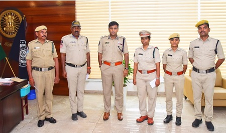 ప్రమాదంలో గాయపడిన మహిళకు ప్రధమ చికిత్స అందించి దిశా వాహనంలో ఆసుపత్రిలో చేర్చిన సిబ్బందిని అభినందించిన పోలీస్ కమీషనర్ శ్రీ కాంతి రాణా టాటా ఐ.పి.ఎస్. గారు