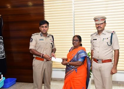 పదవీ విరమణ చేసిన హోంగార్డు కుటుంబానికి ఆర్థిక సహాయం అందించిన పోలీస్ కమీషనర్ శ్రీ కాంతి రాణా టాటా, ఐ.పి.ఎస్. గారు