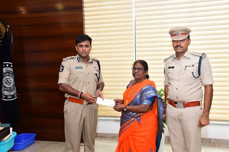 పదవీ విరమణ చేసిన హోంగార్డు కుటుంబానికి ఆర్థిక సహాయం అందించిన పోలీస్ కమీషనర్ శ్రీ కాంతి రాణా టాటా, ఐ.పి.ఎస్. గారు