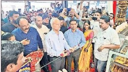 విజయవాడ స్టేషన్ లో ఫుడ్ ప్లాజా ప్రారంభం