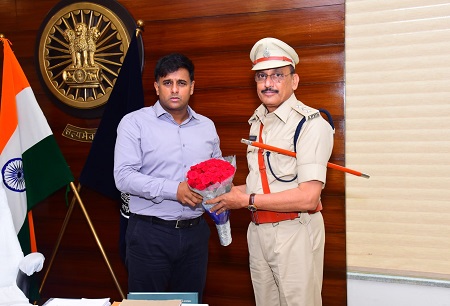 పోలీస్ కమీషనర్ శ్రీ కాంతి రాణా టాటా ఐపీఎస్ గారిని కలిసిన ఏసీపీ శ్రీ పి. భాస్కర రావు గారు