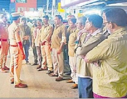 ట్రాఫిక్ నిబంధనలు పాటించాలి