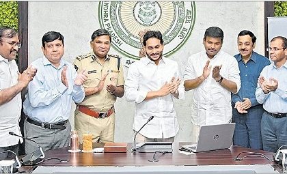 సమస్యలు తీర్చే.. సేవకులం