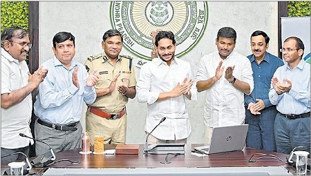 సమస్యలు తీర్చే.. సేవకులం