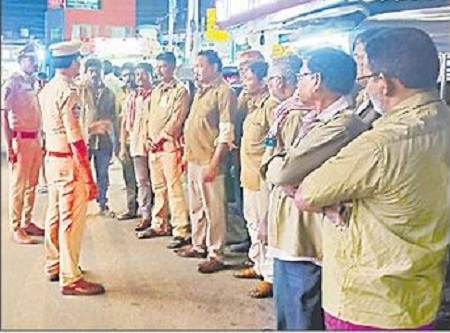ట్రాఫిక్ నిబంధనలు పాటించాలి