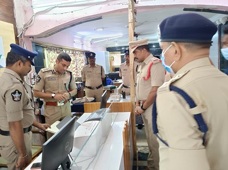 సత్యనారాయణపురం పోలీస్ స్టేషన్‌ను తనిఖీ చేసిన డీసీపీ శ్రీ విశాల్ గున్ని ఐపీఎస్ గారు