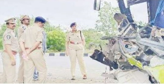 బస్సు ప్రమాద సంఘటన స్థలాన్ని డీసీపీ పరిశీలన