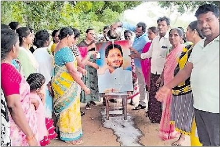 పట్టాల పండుగ నేడే..