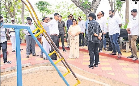 నగరంలో శరవేగంగా అభివృద్ధి పనులు
