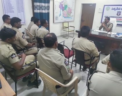 రోడ్ సేఫ్టీ మొబైల్స్ వారితో సమావేశం నిర్వహించిన ఏసీపీ శ్రీ బి. జనార్ధన నాయుడు గారు
