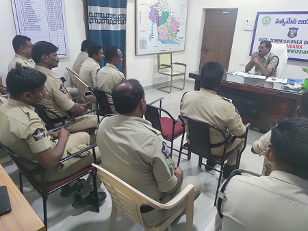 రోడ్ సేఫ్టీ మొబైల్స్ వారితో సమావేశం నిర్వహించిన ఏసీపీ శ్రీ బి. జనార్ధన నాయుడు గారు