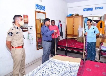 గవర్నర్ పేట పోలీస్ స్టేషన్ పరిదిలోని పోలీస్ డార్మిటరీని ఆకస్మిక  తనిఖీ  చేసిన  నగర పోలీస్ కమీషనర్  శ్రీ కాంతి రాణా టాటా ఐ.పి.ఎస్., గారు